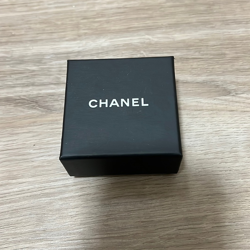 Chanel earring box / case